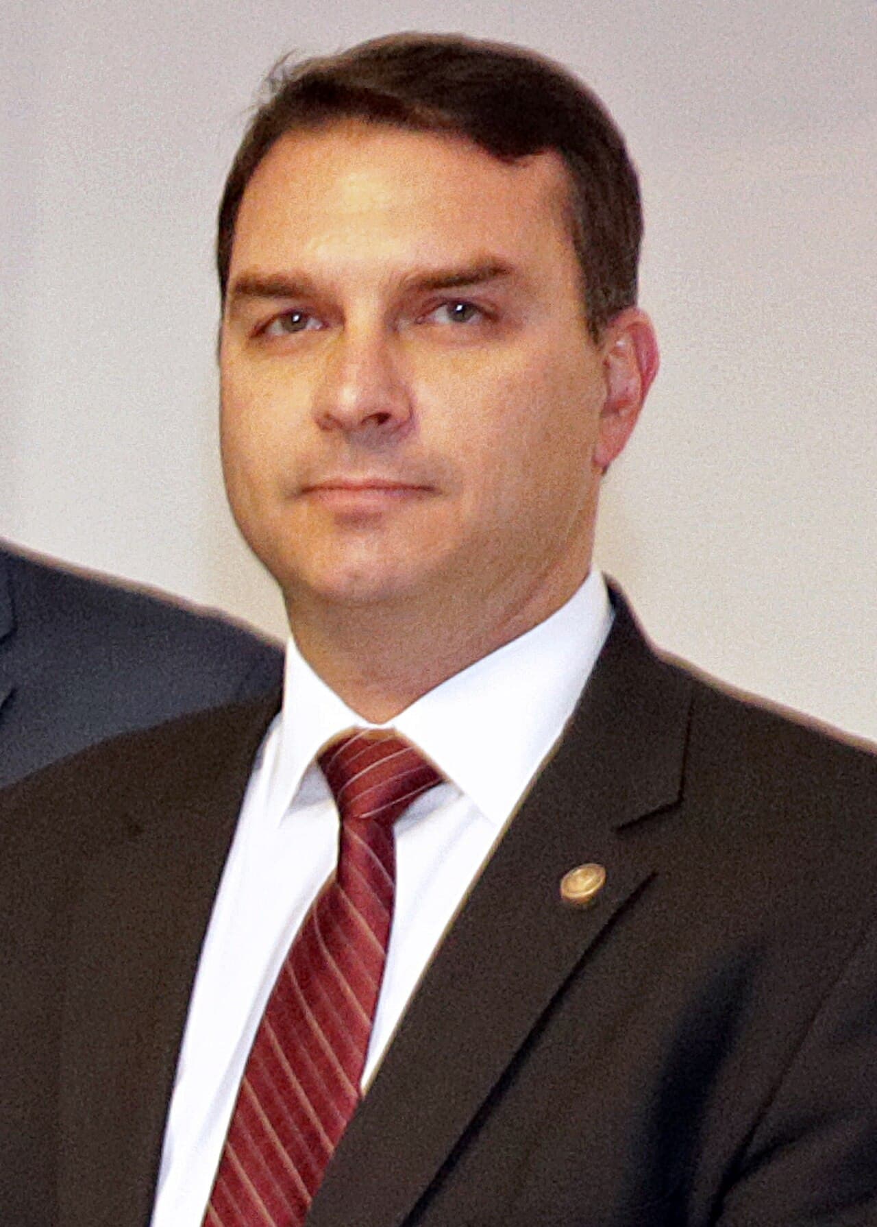 Ibovespa bate recorde e dólar cai após Flávio Bolsonaro liderar 1º turno no Brasil